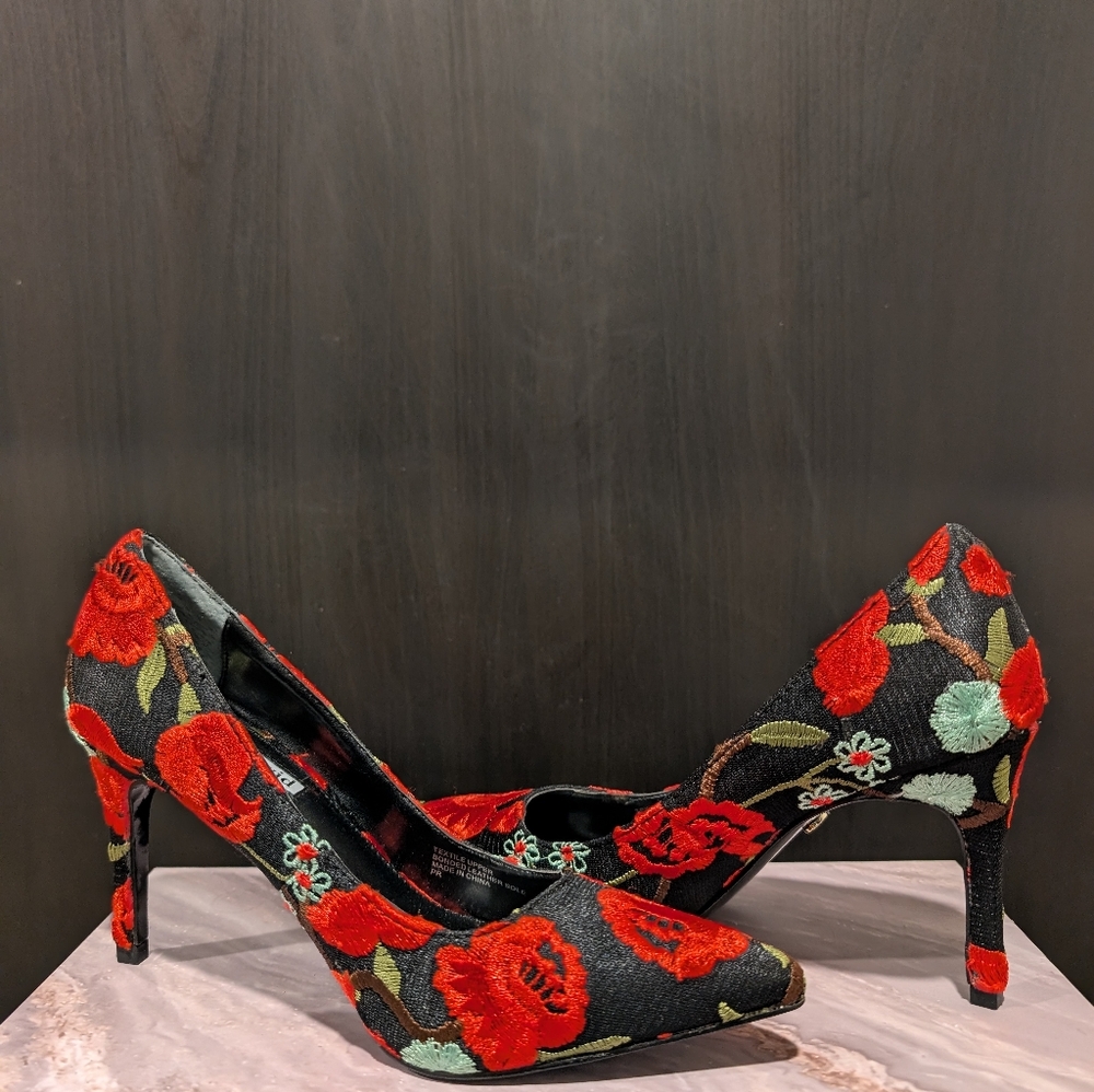 🌹NWOT🌹Elegant Embroidered Floral Black and Red Heels